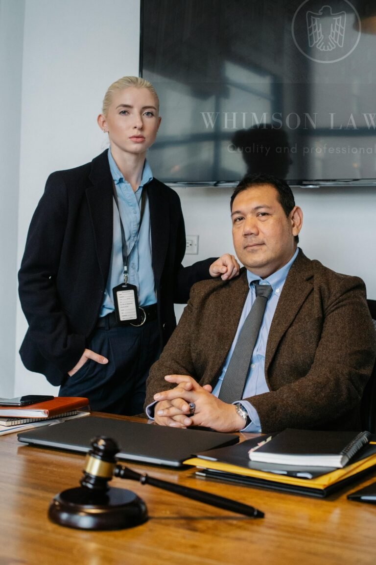 Due persone che fanno parte di un'agenzia di marketing